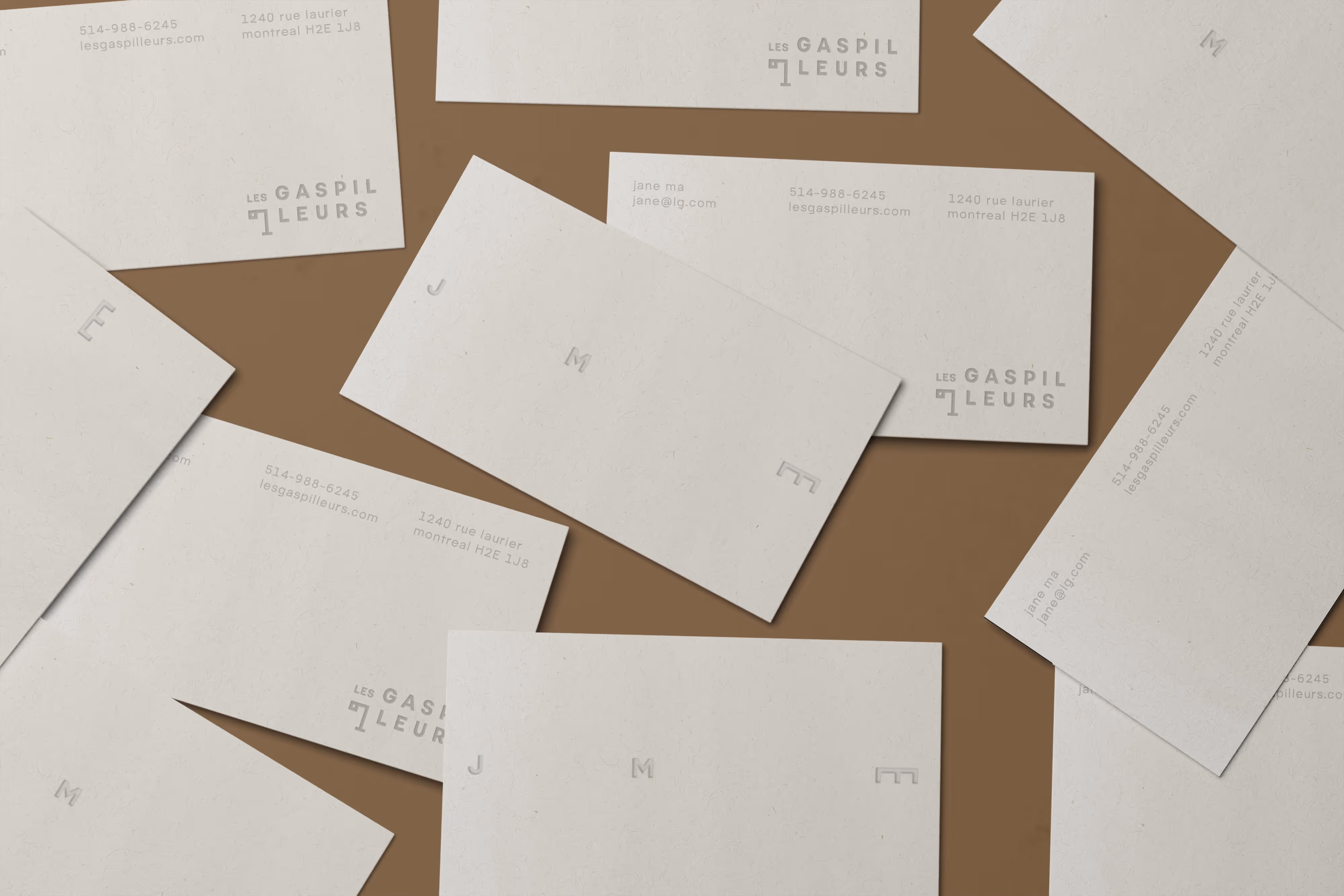 Credit: ChatGPT
Scattered les gaspilleurs business cards on a brown surface.